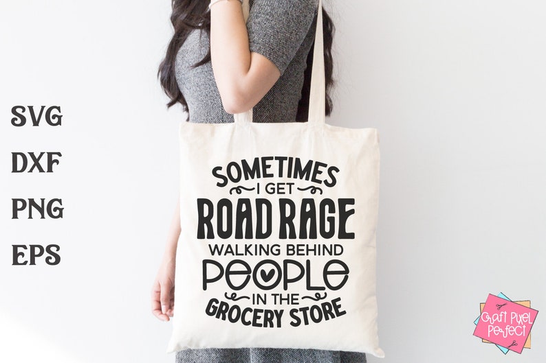 K&ouml;nnte beinhalten: Eine wei&szlig;e Einkaufstasche mit schwarzem Text, der "Sometimes I get road rage walking behind people in the grocery store" lautet.