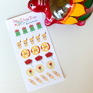Puede incluir: Una hoja de pegatinas coloridas con varios diseños de temática mexicana, incluyendo una sandía, una rodaja de naranja, un vaso de horchata, una mazorca de maíz y una rosa de mazapán. Las pegatinas están sobre un fondo blanco y tienen un estilo de dibujos animados.
