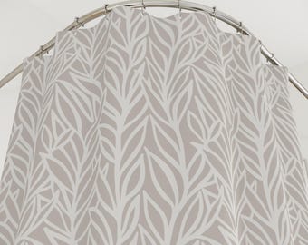 Cortina de ducha botánica beige: decoración minimalista para el baño en tonos grisáceos