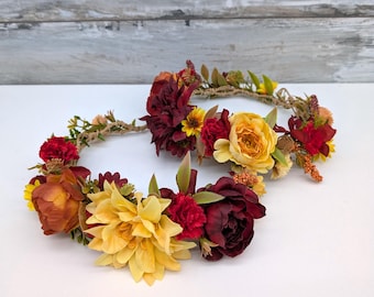 Corona de flores de otoño: tocado floral rojo burdeos