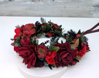 Tocado de rosas rojo oscuro: Corona de cabello nupcial gótica