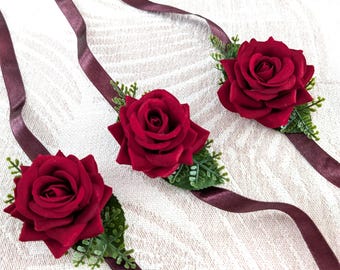 Ramillete de muñeca con rosa roja: accesorio de boda con rosa y follaje de terciopelo sintético.