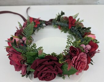 Tocado de rosas rojo oscuro: Corona de cabello nupcial gótica