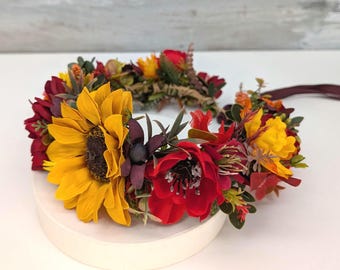Corona de flores de otoño: tocado de girasol rojo burdeos
