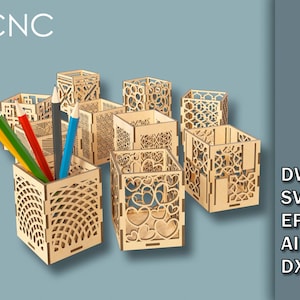 Peut inclure: Un ensemble de huit porte-crayons en bois avec des motifs découpés au laser complexes. Les porte-crayons sont de formes et de motifs variés, notamment des cœurs, des formes géométriques et des volutes. Les porte-crayons sont en bois brun clair et sont parfaits pour organiser des crayons, des stylos ou d'autres petits objets.