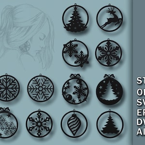 Può includere: Un set di 12 file di taglio SVG per ornamenti natalizi in bianco e nero. Gli ornamenti presentano vari design, tra cui fiocchi di neve, alberi di Natale e una renna.