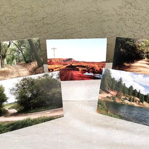 Country Roads - Una colección de diez tarjetas de notas escénicas. 7 "x 5" doble y en blanco en el interior para mensajes personales con sobres blancos