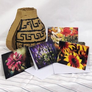 Vier Blumen. Ein Satz von acht schöne 7'x 5" leere, Bi-Fold Grußkarten