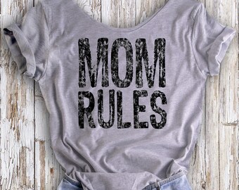Mom Rules スローチーTシャツ：レディースオフショルダーTシャツ。対象商品を2点お買い上げでTシャツ1枚プレゼント。