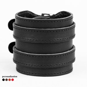 Può includere: Bracciale in pelle nera con tre strati e una fibbia argentata.