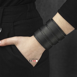 Breites Lederarmband mit Gravur: Entfesseln Sie Ihren Einzigartigen Stil mit diesen aufwendig gravierten Accessoires Leder Armschienen, Breite Lederarmband 6800