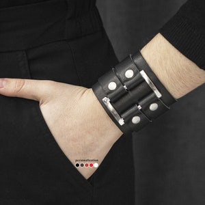 Vintage-inspirierte breites Lederarmband, Manschettenarmband aus schwarzem Leder mit Gravur für einen auffälligen und einzigartigen Look, 3475