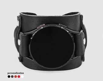 Könnte beinhalten: Schwarzes Lederarmband mit schwarzem Zifferblatt und silbernen Akzenten. Das Armband ist verstellbar und hat einen Schließenverschluss.