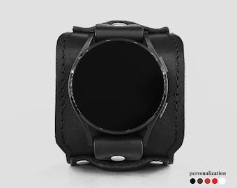 Peut inclure: Bracelet de montre en cuir noir avec un cadran noir. Le bracelet est doté d'une fermeture à boucle et est décoré de clous argentés.