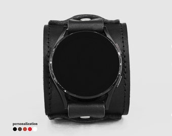 Könnte beinhalten: Schwarzes Lederarmband mit schwarzem Zifferblatt. Das Armband ist verstellbar und hat einen Schließenverschluss.
