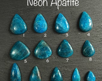 Larme d’apatite néon / Cabochons de goutte de poire