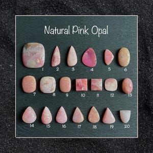 Op de afbeelding: Twintig natuurlijke roze opaal cabochons in verschillende vormen en maten, genummerd van 1 tot en met 20. De cabochons zijn gerangschikt in drie rijen op een donkergrijze achtergrond. De tekst "Natuurlijke roze opaal" staat bovenaan de afbeelding.