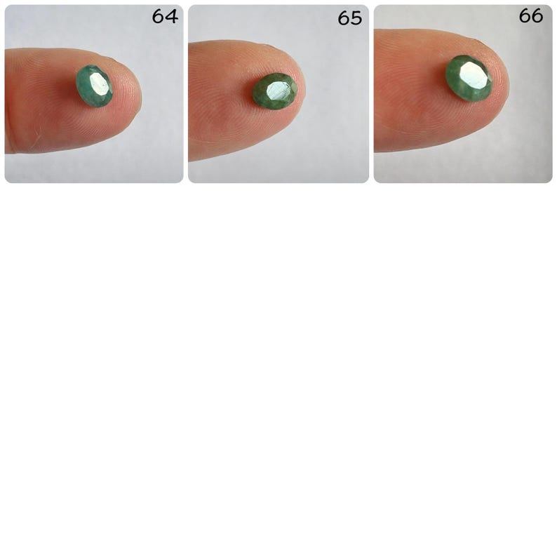 Pu&ograve; includere: Tre pietre preziose verdi di forma ovale, ciascuna esposta su un dito, etichettate con i numeri 64, 65 e 66.