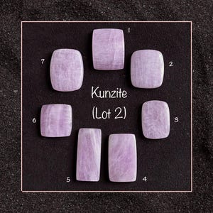 Könnte beinhalten: Sieben polierte, lavendelfarbene Kunzit-Edelsteine, von 1 bis 7 beschriftet, in einem Raster auf schwarzem Hintergrund angeordnet. Der Text "Kunzite (Lot 2)" ist unter den Edelsteinen gedruckt.