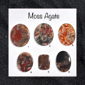 Può includere: Sei pietre di agata muschiata levigate in varie forme e dimensioni. Le pietre sono un mix di colori rosso, marrone, nero e verde. L'agata muschiata è un tipo di calcedonio che contiene inclusiones di altri minerali, come la clorite, che le conferiscono un aspetto muschioso.