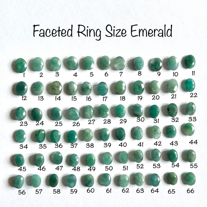 Pu&ograve; includere: Una tabella di pietre preziose di smeraldo sfaccettate, disposte in file per dimensione dell'anello, dalla dimensione 1 alla dimensione 66.