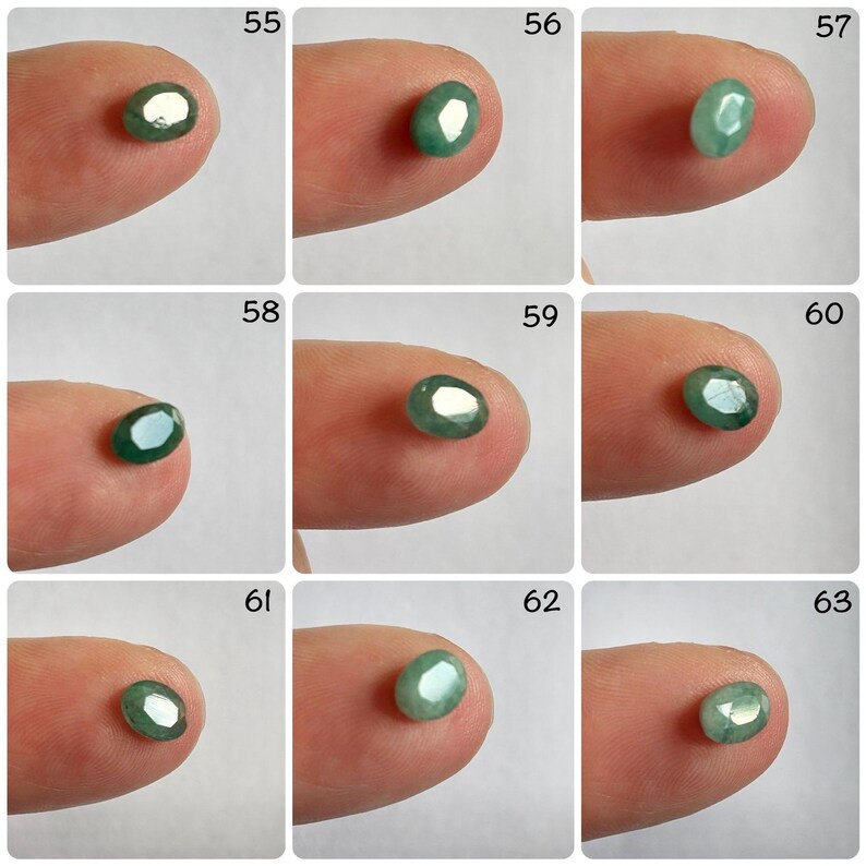 Pu&ograve; includere: Nove pietre preziose verdi di forma ovale, ciascuna esposta su un dito, con i numeri da 55 a 63 etichettati sopra.