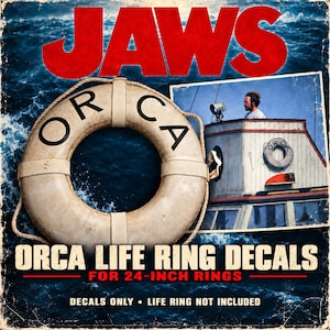 Peut inclure: Un ensemble d'autocollants en vinyle noir pour une bouée de sauvetage de 61 cm, avec le texte ORCA en police grasse. Le visuel montre une bouée blanche vieillie avec une corde et une photo d'une cabine de bateau portant le nom ORCA.