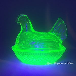 Wilkerson Glass Lime Green Uranium Glow Chicken Hen On Nest