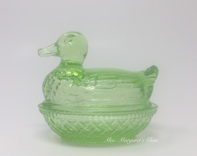 Wilkerson Glass Lime Green Uranium Glow Duck On Nest