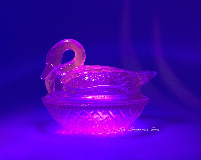 Wilkerson Glass Stardust Blue UV Pink Glow Swan On Nest