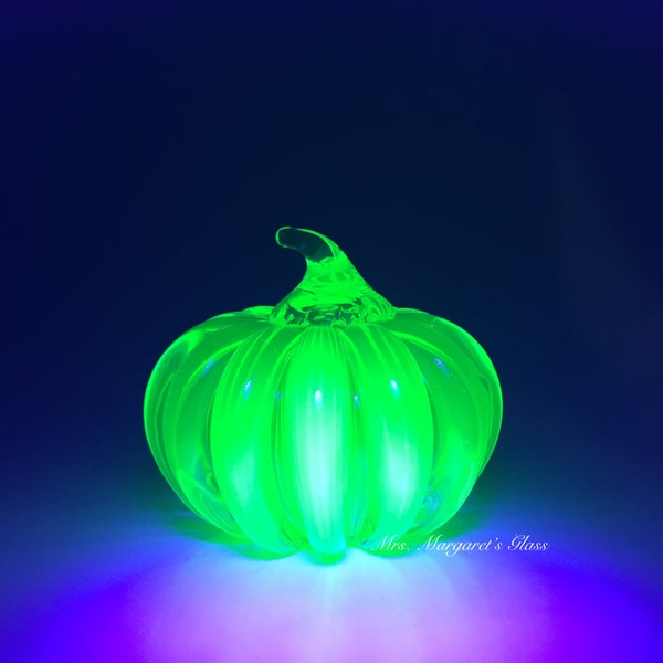 Fred Wilkerson Art Glass Lime Green Uranium Glow Solid Pumpkin