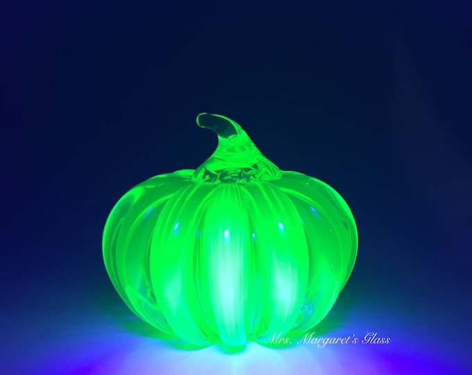 Fred Wilkerson Art Glass Lime Green Uranium Glow Solid Pumpkin