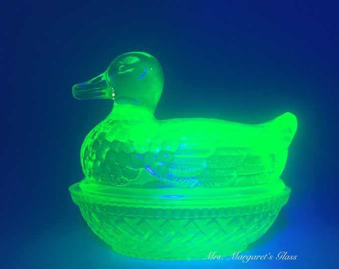 Wilkerson Glass Lime Green Uranium Glow Duck On Nest