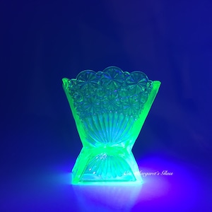 Wilkerson Glass Lime Green Uranium Glow Daisy and Button Small Fan Vase
