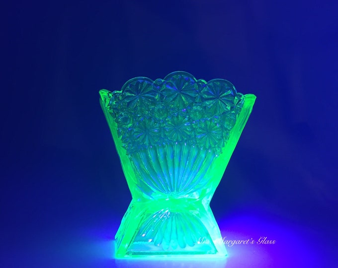 Wilkerson Glass Lime Green Uranium Glow Daisy and Button Small Fan Vase