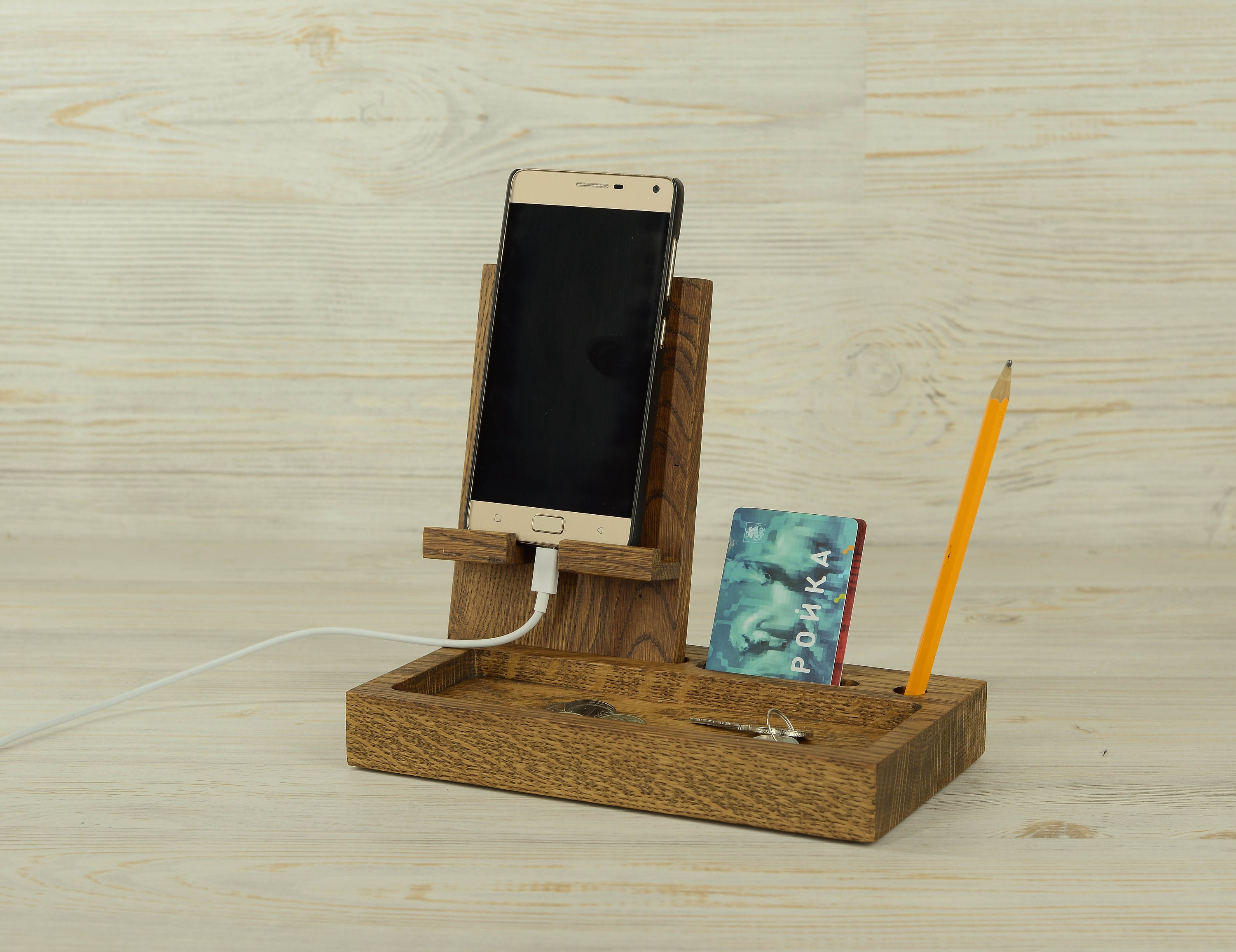 подставка на телефон современные. подставка для телефона в виде человечка. подставка для гаджета. подставка под смартфон из дерева. презентация подставка для телефона.