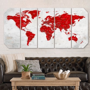 Könnte beinhalten: Ein roter Weltkarten-Canvas-Druck mit weißem Hintergrund. Die Karte ist in vier Abschnitte unterteilt und wird an einer Wand über einem schwarzen Ledersofa und einem Holz-Couchtisch präsentiert.