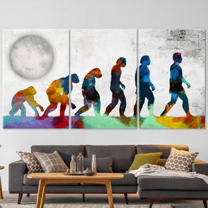 Puede incluir: Una impresión en lienzo tríptico que representa las etapas de la evolución humana, con un efecto de acuarela. La impresión presenta una serie de figuras, comenzando con un primate y terminando con un humano moderno, caminando en línea. El fondo es un lienzo blanco con salpicaduras de color.