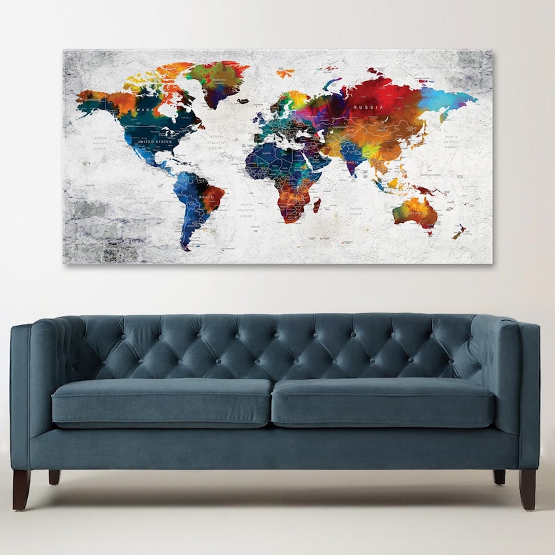 Puede incluir: Un mapa del mundo colorido con salpicaduras de pintura como acuarela sobre un fondo blanco. El mapa est&aacute; impreso en un lienzo y tiene un aspecto desgastado y texturizado. El mapa incluye nombres de pa&iacute;ses y fronteras.