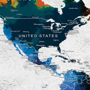 Puede incluir: Un mapa azul y blanco de Am&eacute;rica del Norte y del Sur con el texto "UNITED STATES" en blanco. El mapa muestra las principales ciudades y pa&iacute;ses de Am&eacute;rica.