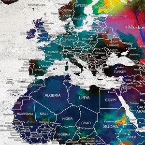 Puede incluir: Un mapa del mundo colorido con un efecto acuarela. El mapa muestra los continentes de Europa, Asia, &Aacute;frica y partes de Am&eacute;rica del Norte. El mapa est&aacute; pintado en tonos de azul, verde, naranja, amarillo y rojo.