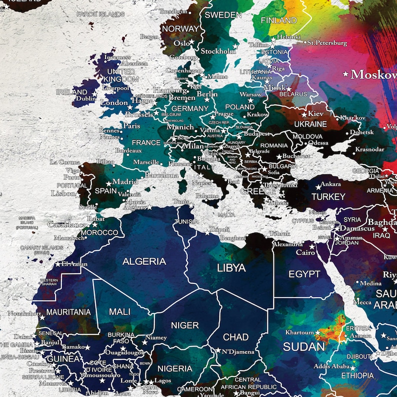 Puede incluir: Un mapa del mundo colorido con un efecto acuarela. El mapa muestra los continentes de Europa, Asia, &Aacute;frica y partes de Am&eacute;rica del Norte. El mapa est&aacute; pintado en tonos de azul, verde, naranja, amarillo y rojo.