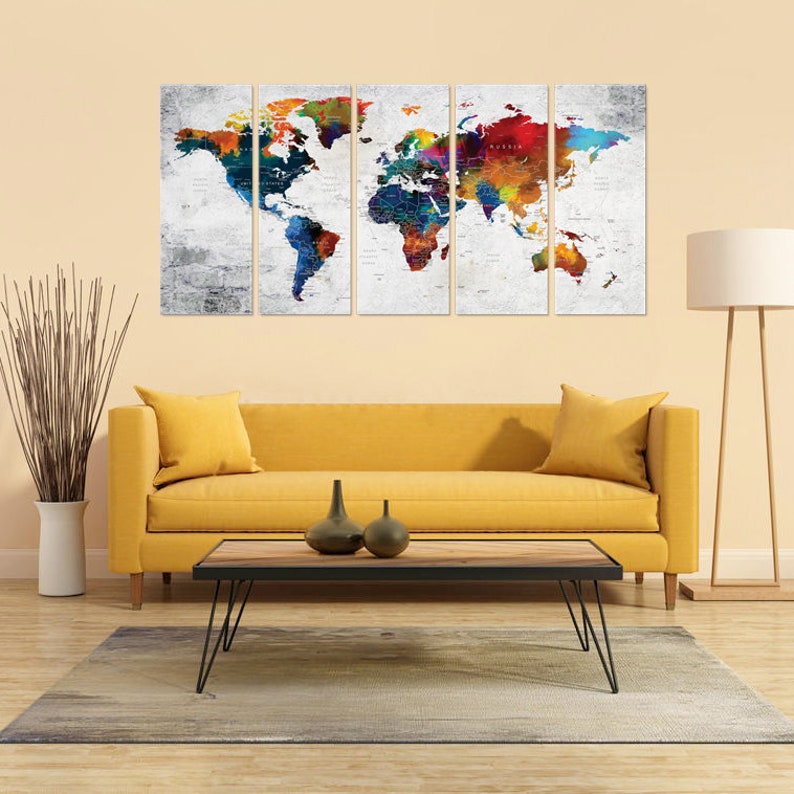 Puede incluir: Una impresi&oacute;n en lienzo de mapa mundial colorido con un fondo blanco desgastado. El mapa est&aacute; dividido en cuatro paneles, cada uno con un esquema de color diferente. El mapa est&aacute; enmarcado en un marco negro.