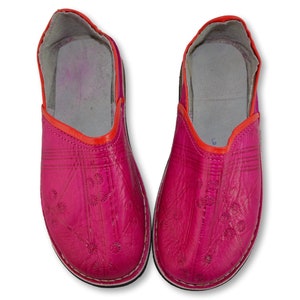 Pantofole o scarpe babouche marocchine da donna in fucsia, realizzate a mano in pelle biologica conciata al naturale **TARIFFE USA PAGATE**