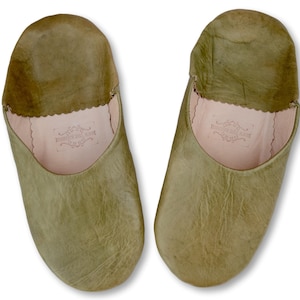 Mens Moroccan Leather Babouche Slippers, Handmade Slippers, Sheepskin Slippers, Mens Leather Slippers, Babouche, Mules, Hand Dyed, Organic. Khaki Green