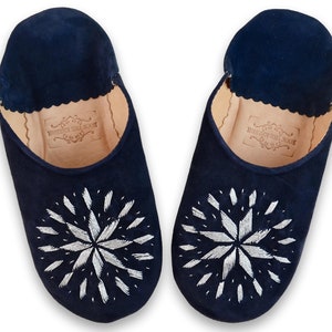 Pantofole babouche marocchine in pelle scamosciata ricamata per donna, fatte a mano in pelle biologica conciata al naturale, blu scuro *TARIFFE USA PAGATE*