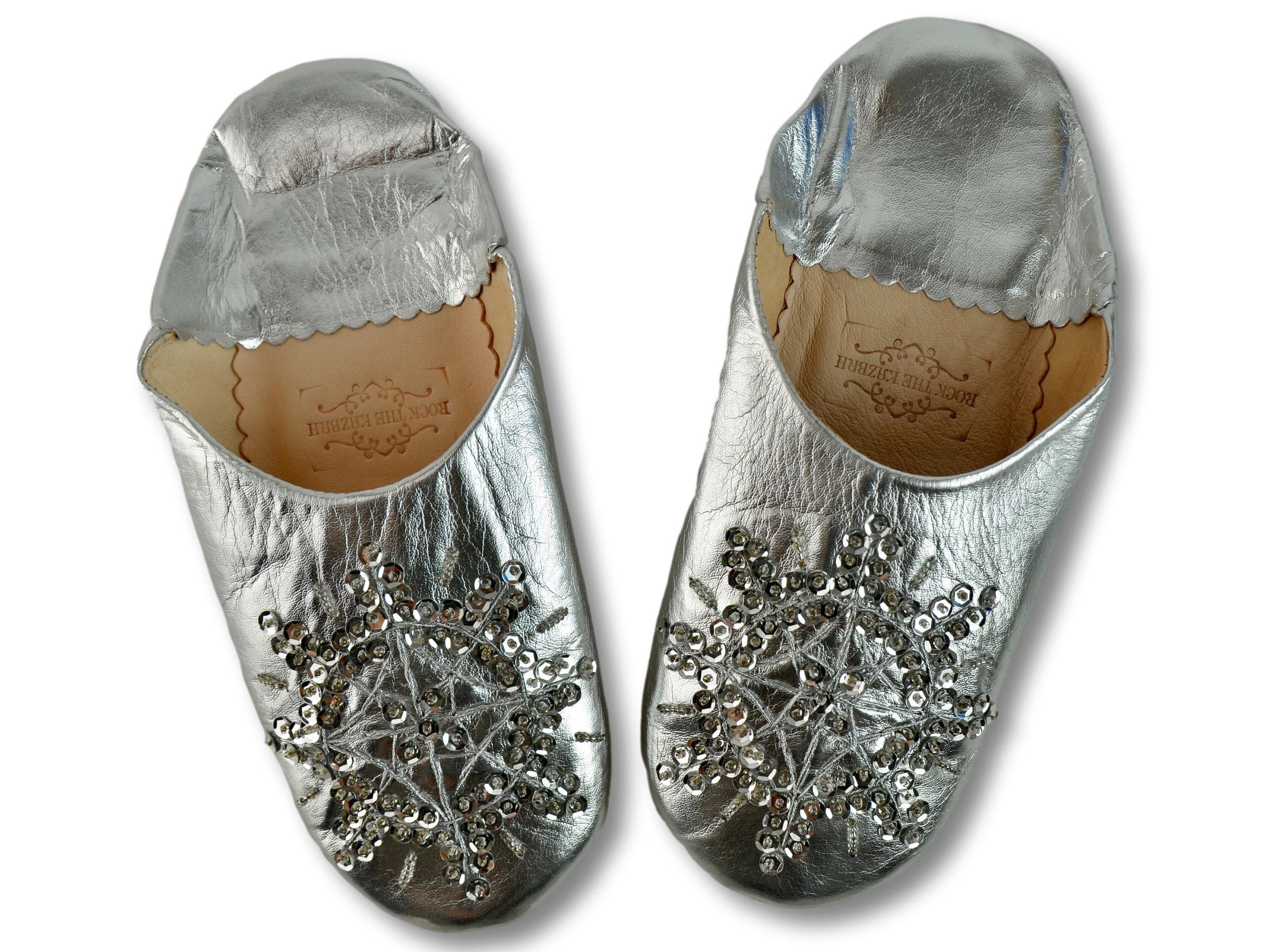 Babouche argentée sale