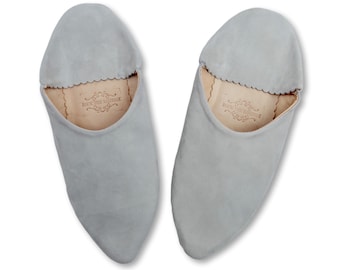 Pantofole Babouche a punta in pelle scamosciata marocchina, Babouche da donna, Pantofole in pelle di pecora, Pelle scamosciata organica, Tinto a mano, Muli, Grigio perla chiaro