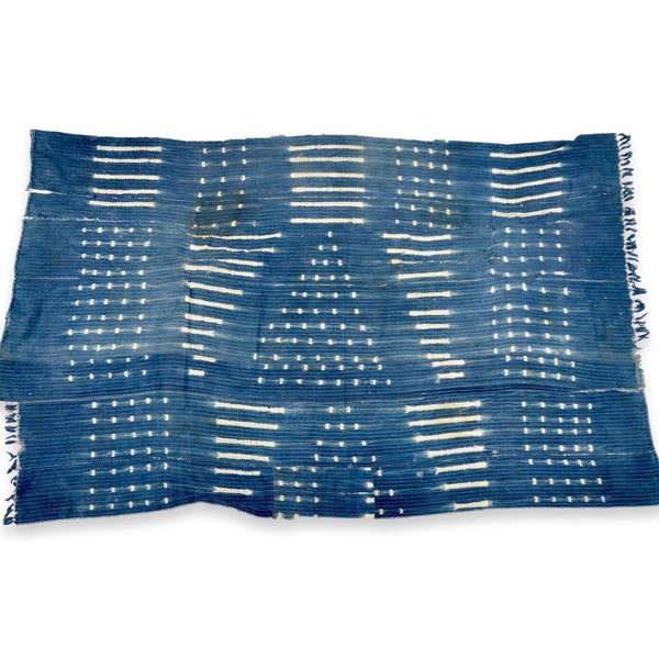 vintage Tissu africain shibori indigo teint à la main au Mali, tie-dye indigo, jeté indigo, tenture murale africaine, 61 x 41 po