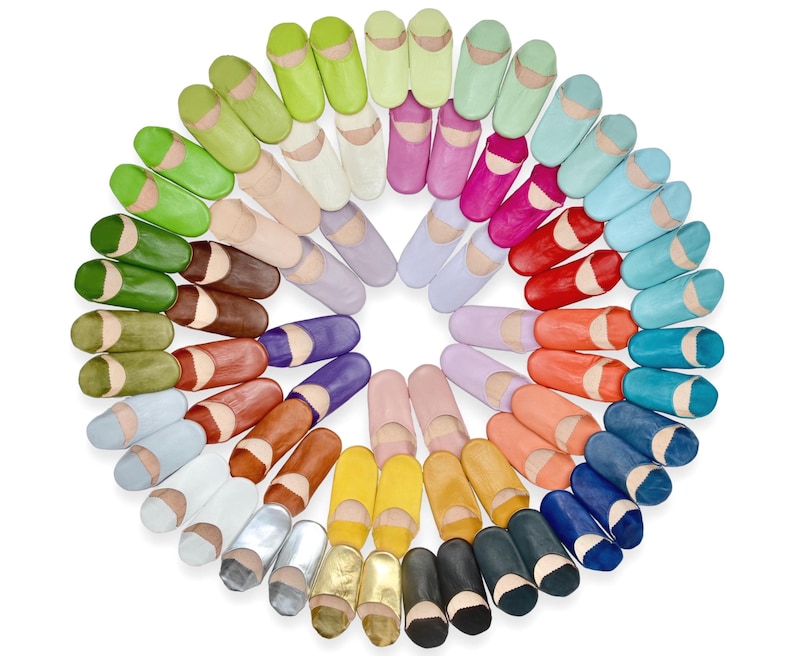 Peut inclure: Une disposition circulaire de pantoufles en cuir color&eacute;es. Les pantoufles sont de diff&eacute;rentes couleurs, notamment vert, rose, bleu, rouge, orange, jaune et noir. Chaque pantoufle a un bout arrondi et une semelle contrastante.